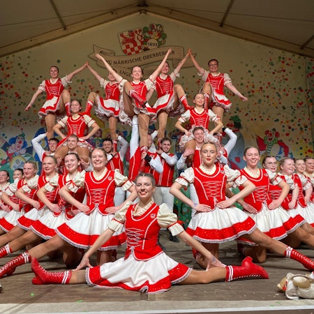 Eine Tanzgruppe bei einer Karnevalssitzung auf der Bühne.