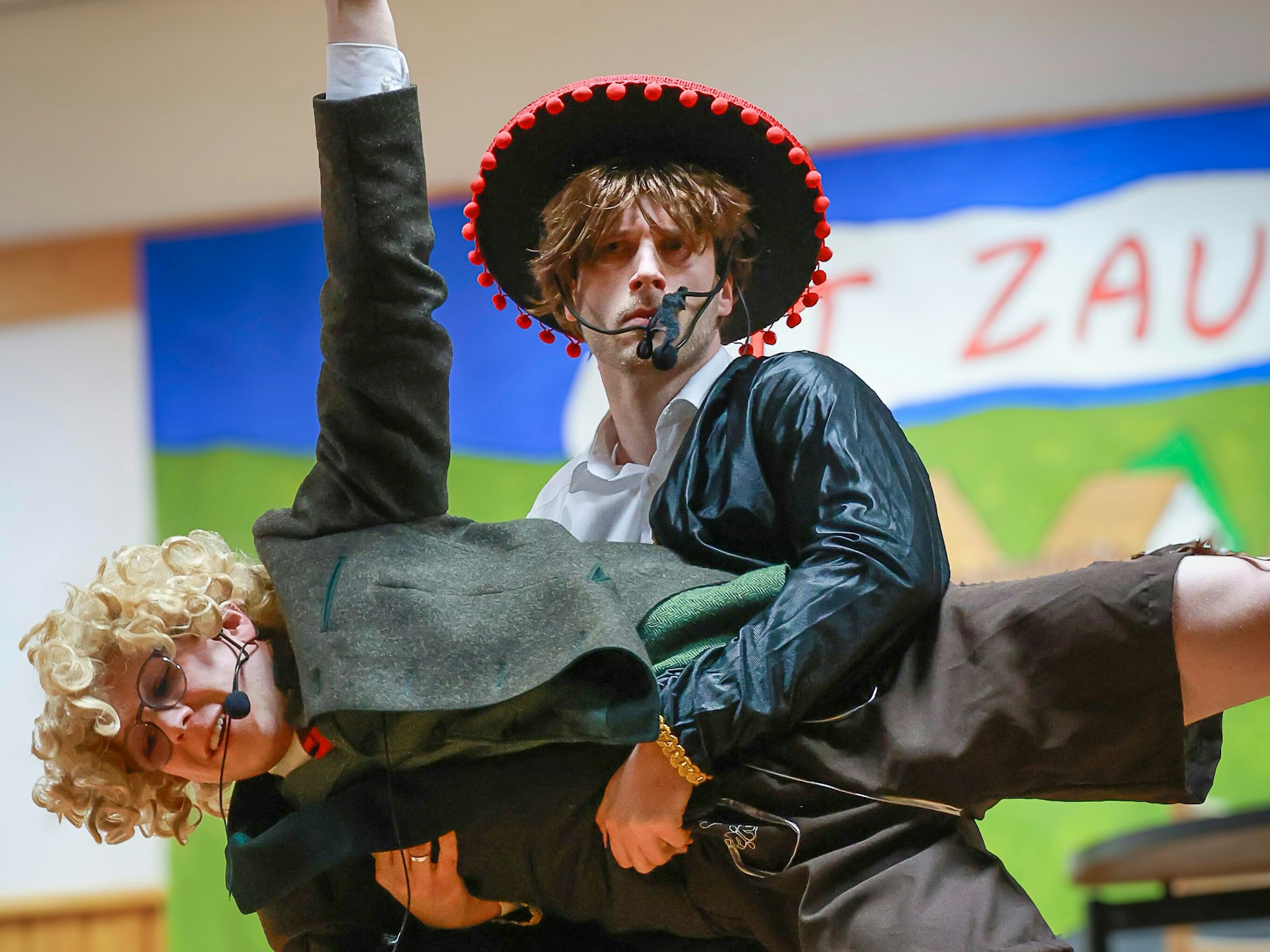 Einer der Männer hält den anderen in Horizontallage vor sich.