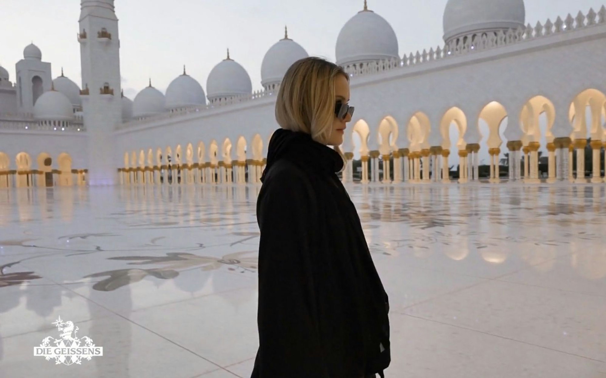 „Illegal!“ Davina posiert einen Moment ohne Kopfbedeckung - streng verboten! (Bild: RTLZWEI)