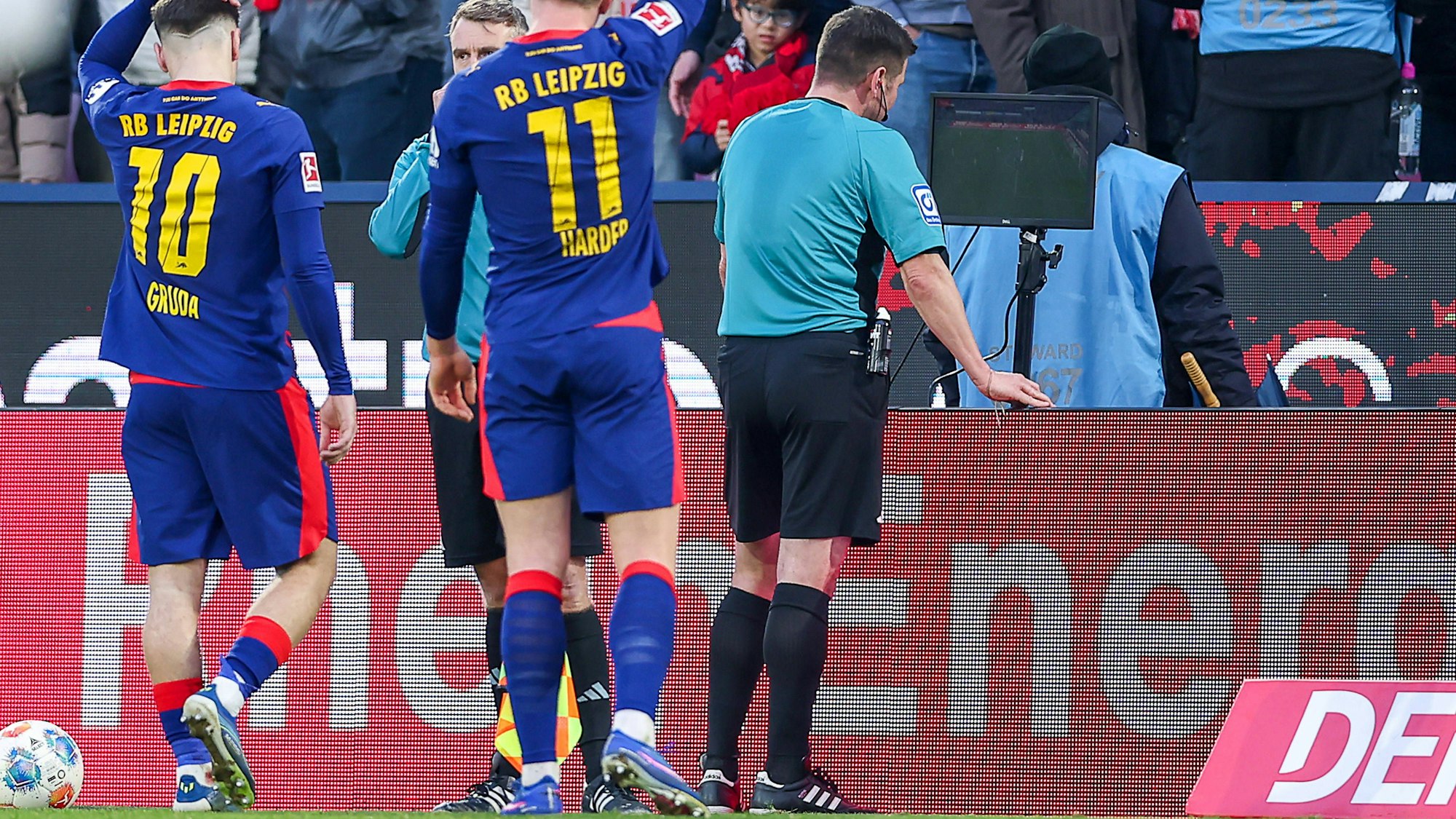 Schiedsrichter Frank Willenborg sah am Monitor eine aktive Abseitsstellung, die extrem umstritten war.