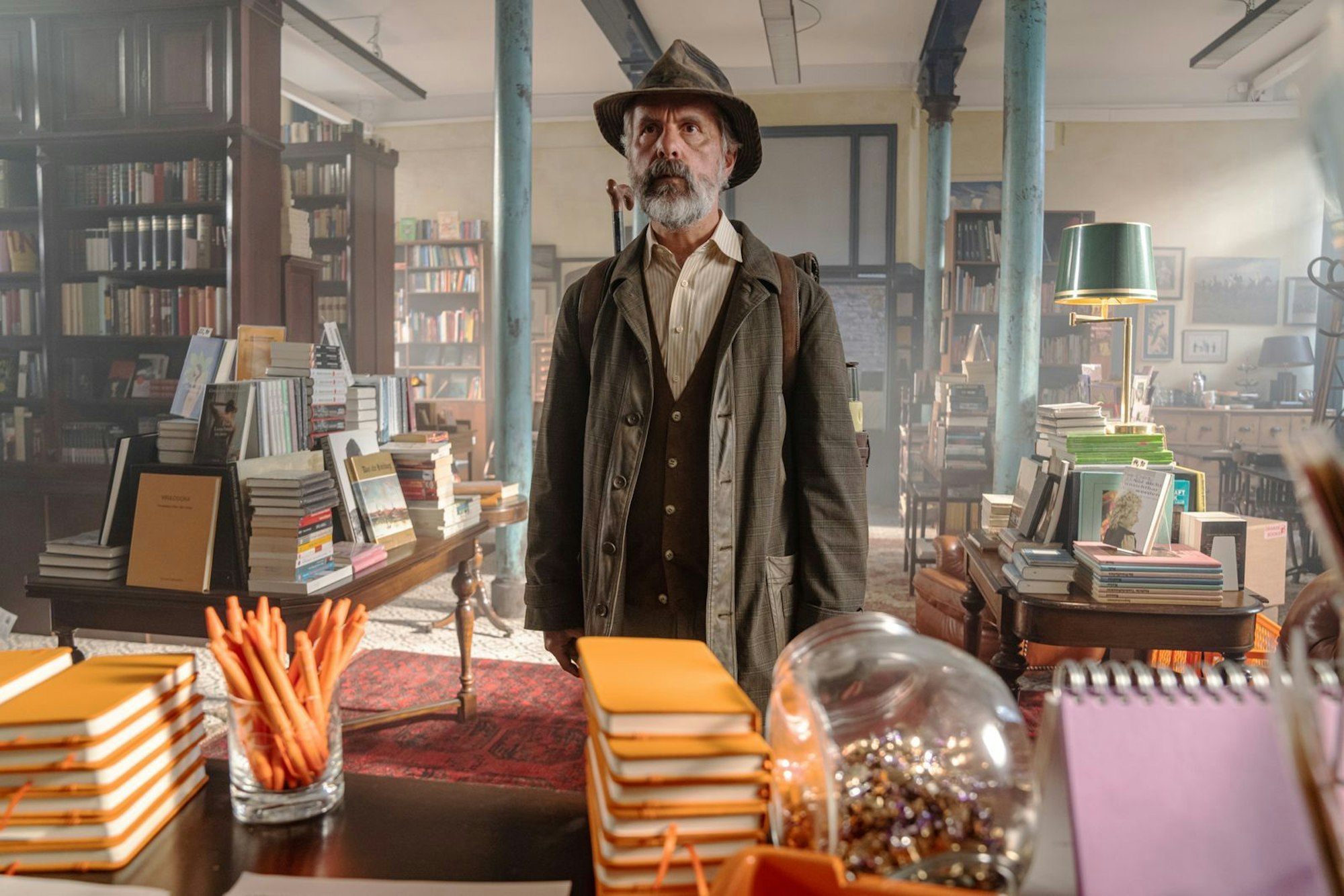 In der Romanverfilmung „Der Buchspazierer“ (2024) gibt Herbst einen Buchhändler, der seine Kunden mit Büchern beliefert - zu Fuß. Daher sein titelgebender Spitzname. (Bild: Studiocanal/Wolfgang Ennenbach)