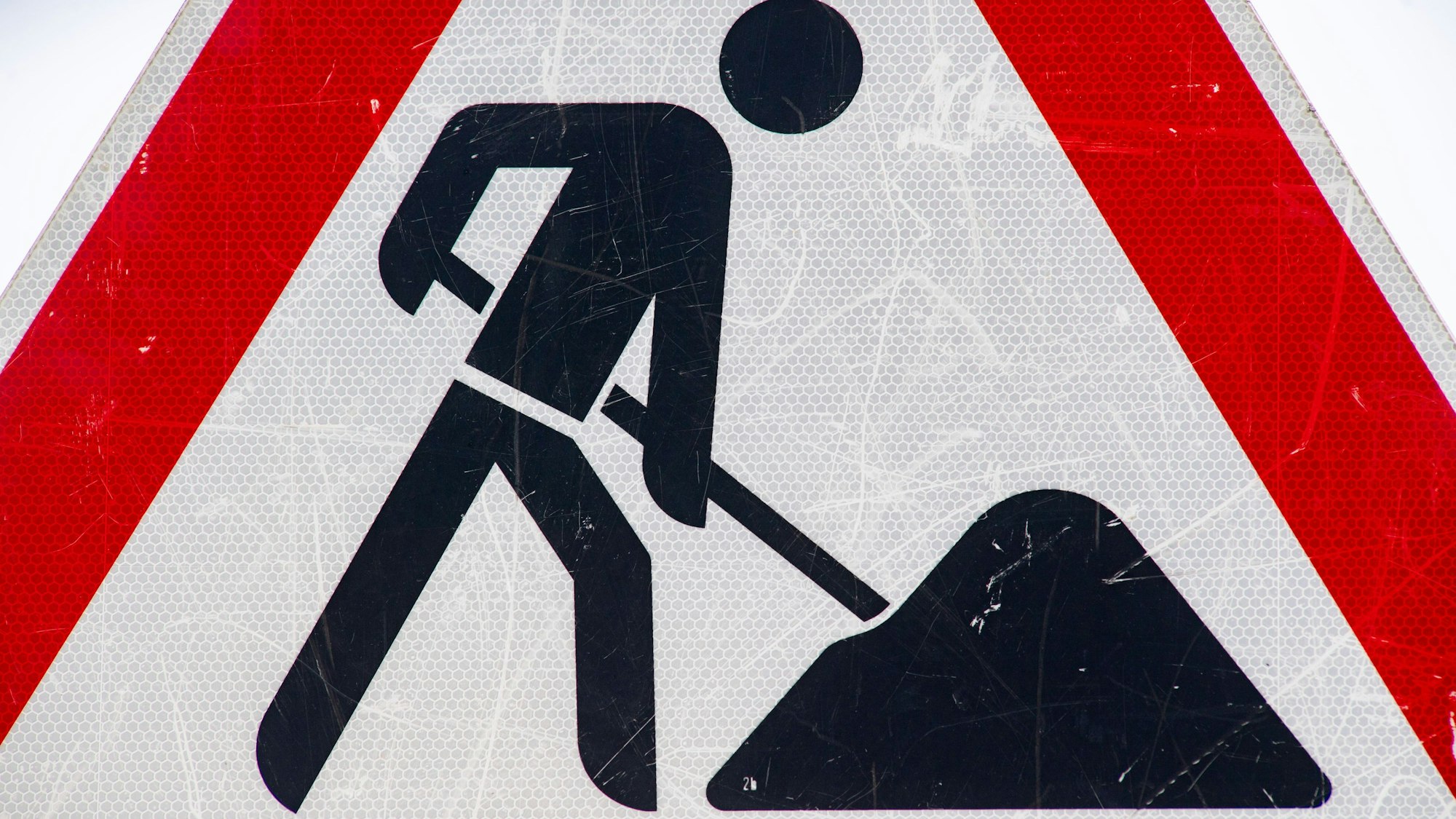 Ein Baustellenschild im Einsatz.