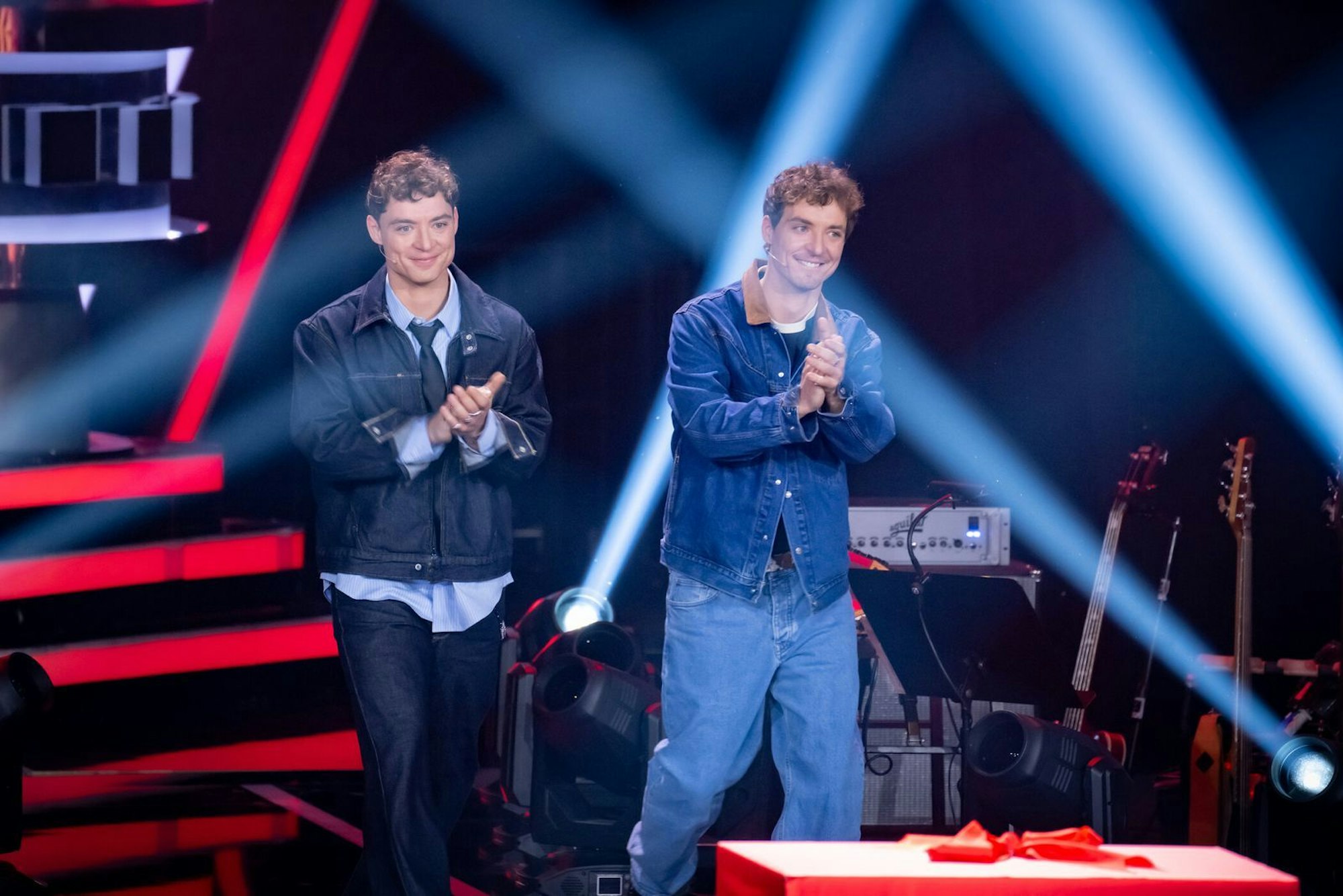 Roman Lochmann (links) spricht im Interview offen über die Blind Auditions: „Das ist schon brutal. Du musst in Sekundenbruchteilen entscheiden: buzzern wir oder buzzern wir nicht?“ Gemeinsam mit seinem Bruder Heiko ist er Teil der neuen Staffel von „The Voice Kids“. (Bild: Joyn/Claudius Pflug)