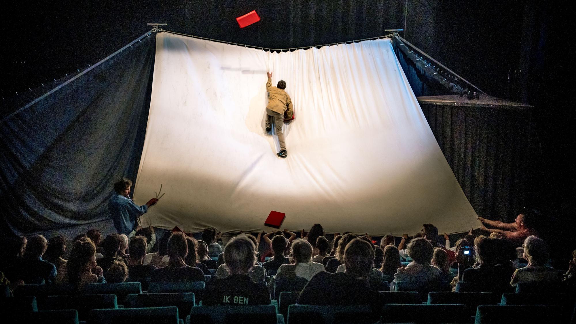 Am Freitag, 11. März, 19.30 Uhr bis 20.30 Uhr, zeigt die „Compagnie Be Flat“ aus Belgien zeitgenössischen Zirkus im Forum.