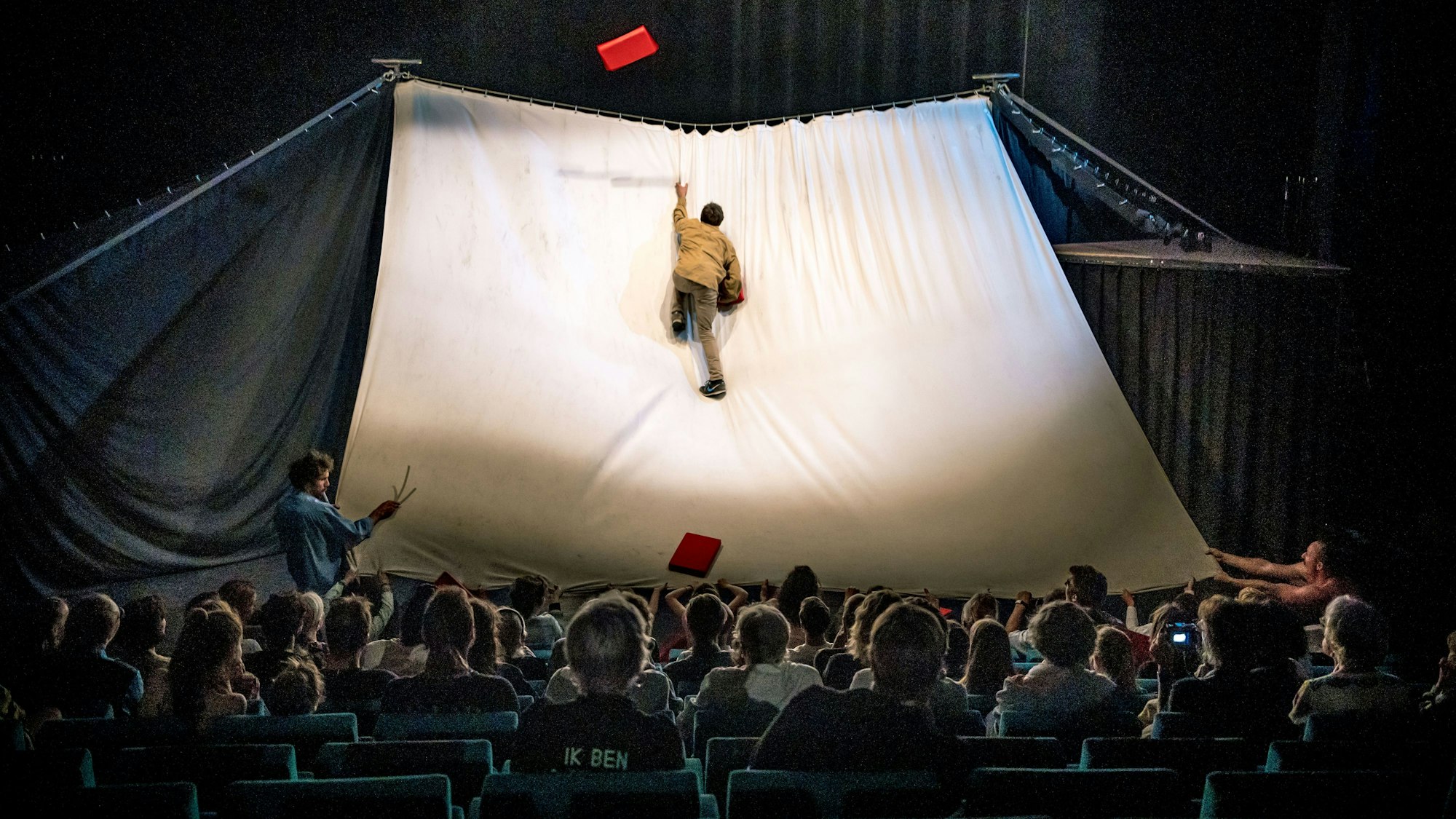Am Freitag, 11. März, 19.30 Uhr bis 20.30 Uhr, zeigt die „Compagnie Be Flat“ aus Belgien zeitgenössischen Zirkus im Forum.