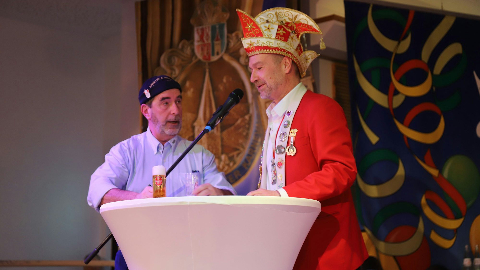 Volker Weininger dankte dem Köbes Theo, hätte sich das Kölsch aber kälter gewünscht.