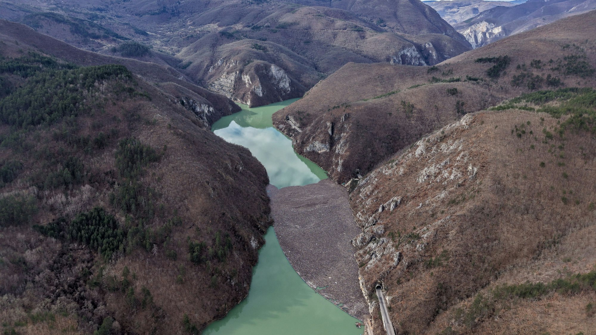 Eine Luftaufnahme zeigt Tonnen von Abfall, die den Fluss Drina in Visegrad am Donnerstag verstopfen.