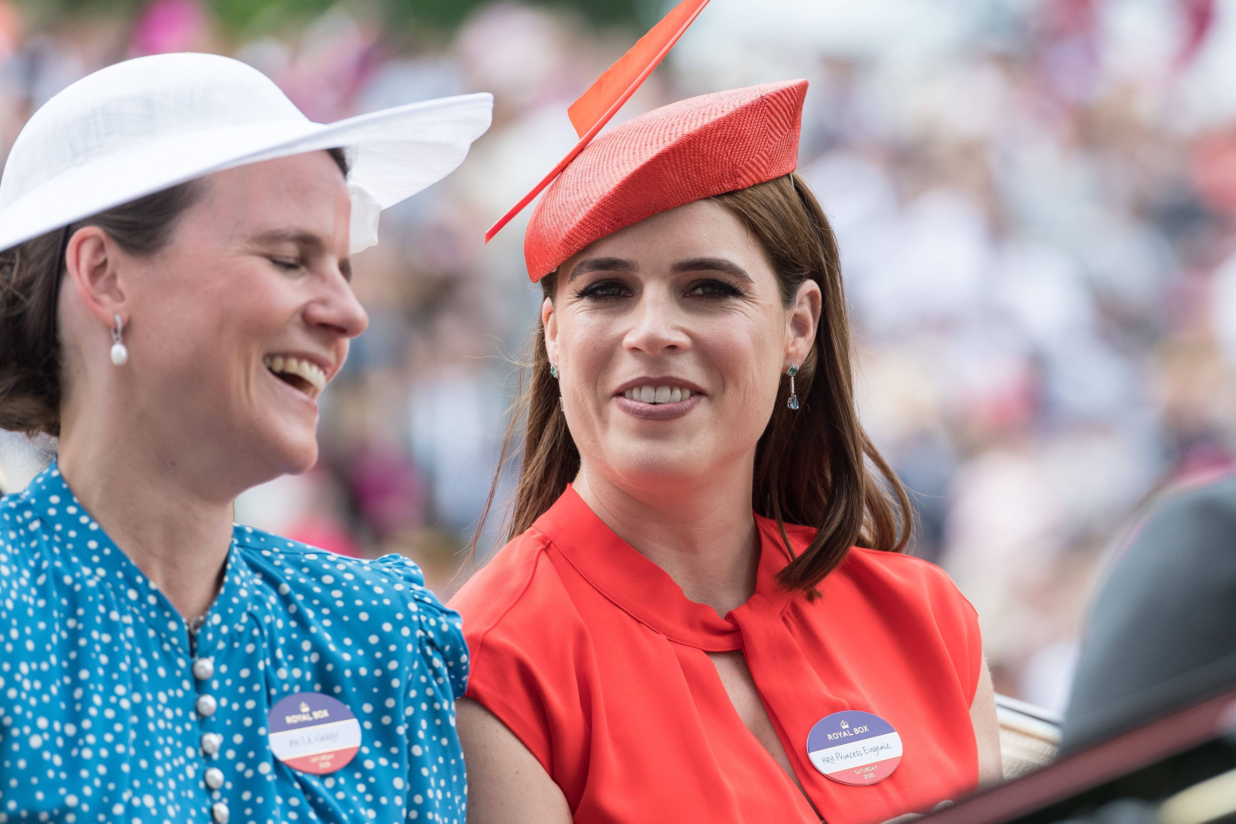 Prinzessin Eugenie und Camilla Walker bei einem Pferderennen.
