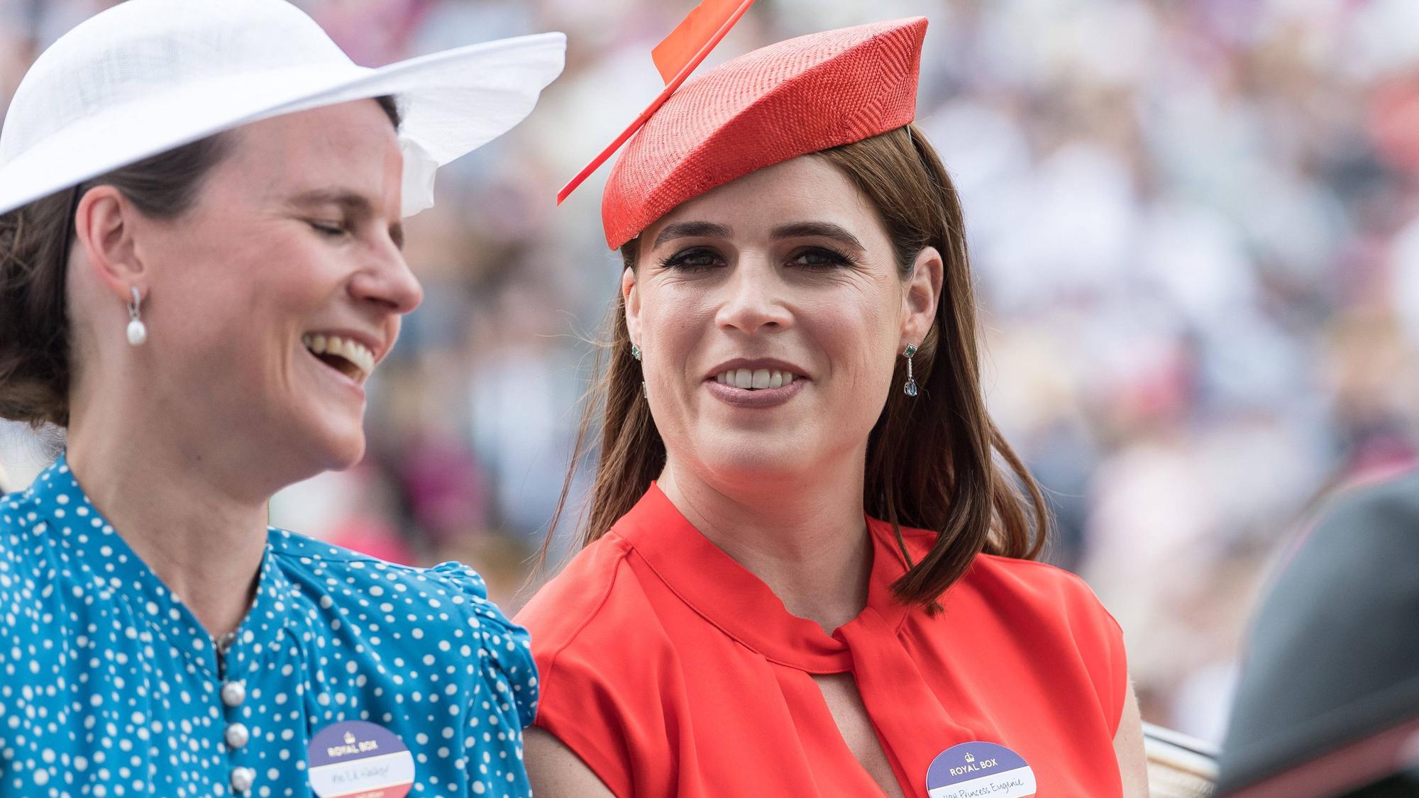 Prinzessin Eugenie und Camilla Walker bei einem Pferderennen.