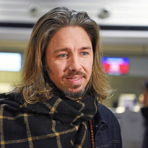 Gil Ofarim mit langen Haaren und Bart.