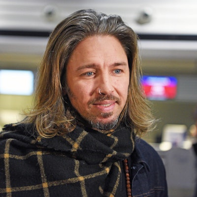 Gil Ofarim mit langen Haaren und Bart.