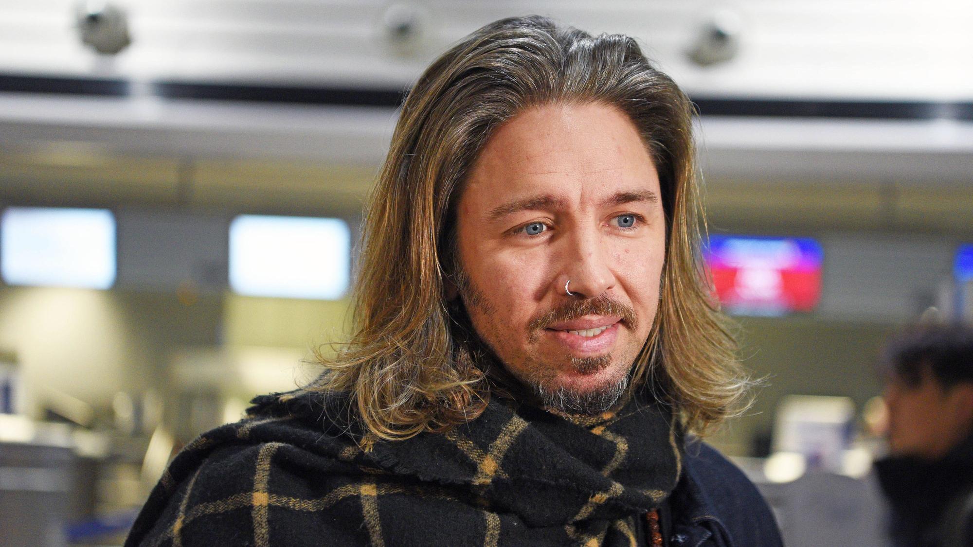 Gil Ofarim mit langen Haaren und Bart.