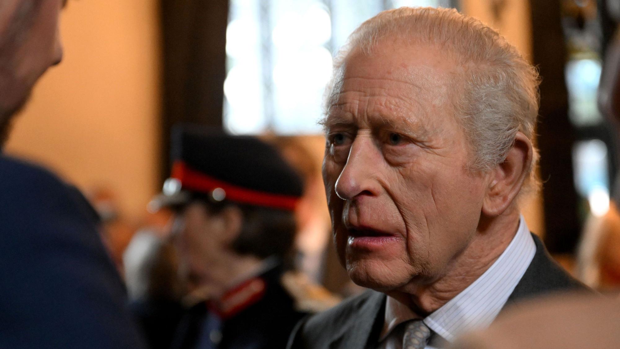 König Charles III. trifft sich während seines Besuchs des 700 Jahre alten mittelalterlichen Herrenhauses Samlesbury Hall in der Nähe von Preston mit Treuhändern und Freiwilligen in der Großen Halle.