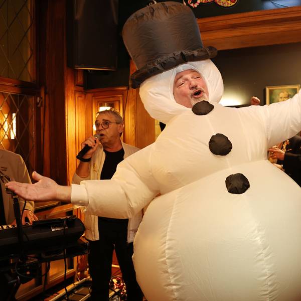 Ex-Bauer Michael Samm singt als Schneemann.