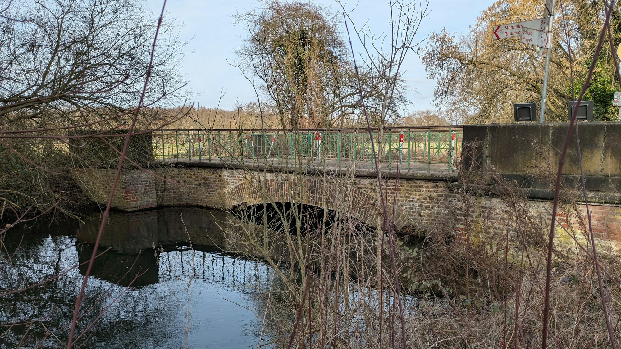 Die Brücke über den Mühlengraben am Gut Reuschenberg in Bürrig