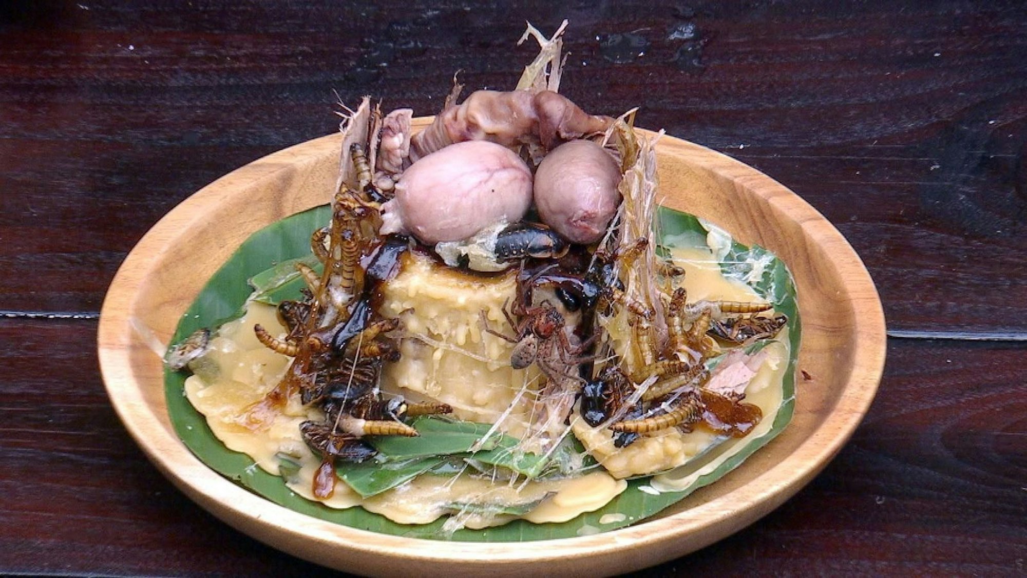 Am zweiten Kamelhoden scheiterte Hubert. Ansonst lieferte auch er eine beeindruckend grandiose Leistung ab - beim tapferen Mampfen. (Bild: RTL)