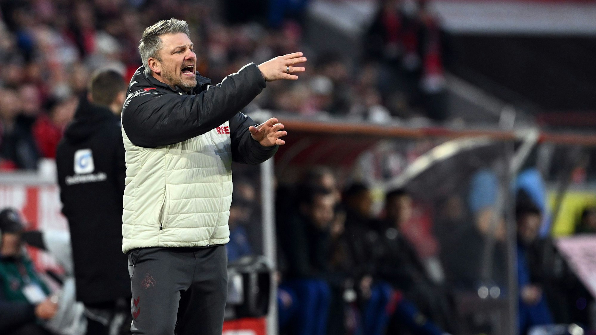 Trainer Lukasz Kwasniok sah das Unheil kommen, als sich die Kölner Mannschaft bei Raums Freistoß in der ersten Halbzeit formierte.