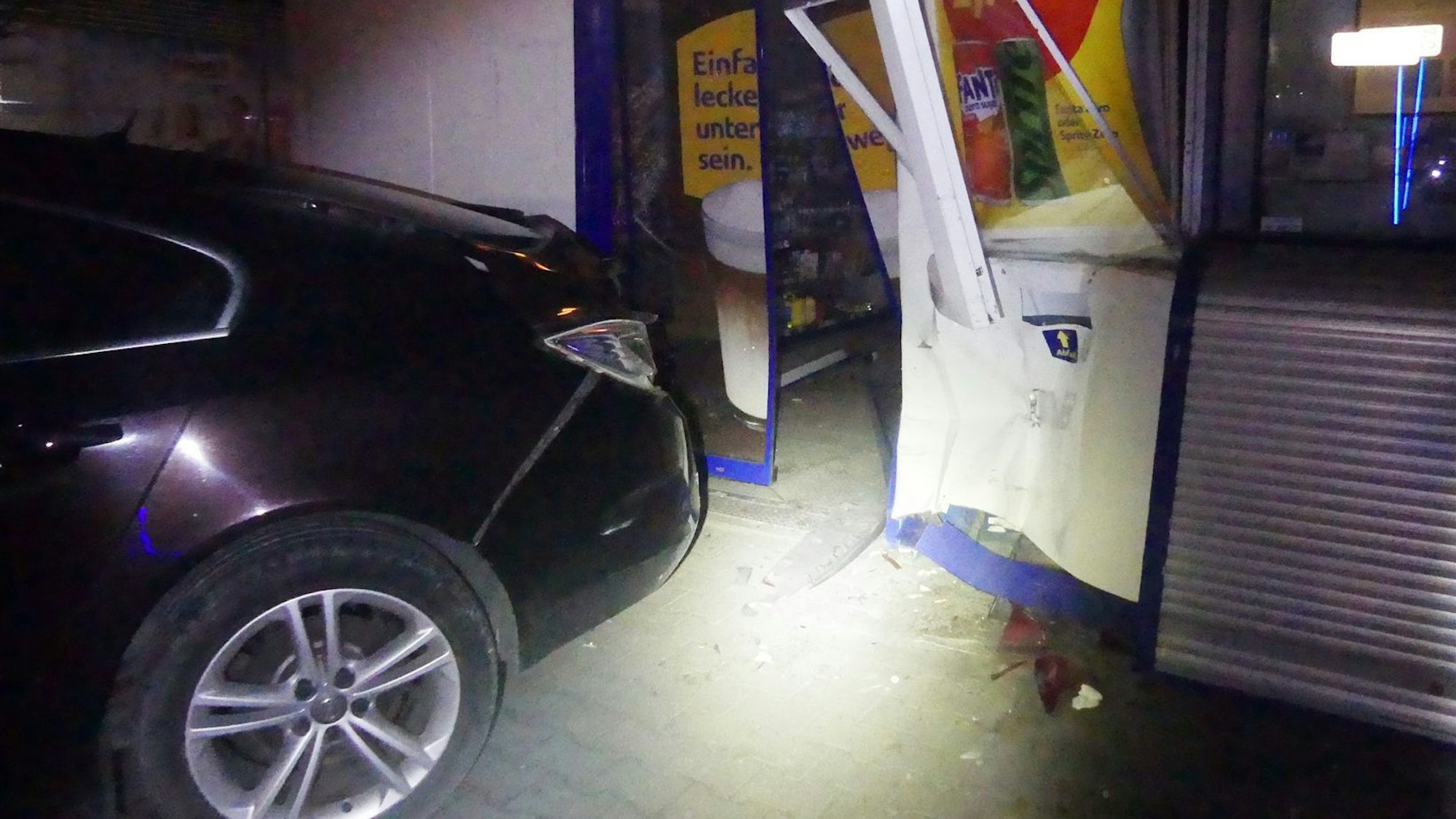 Rückwärts mit einem Auto sind Kriminelle in den Verkaufsraum der Jet-Tankstelle in Gummersbach-Vollmerhausen gerast. So wollten sich die drei Täter offenbar Zugang zu dem Laden verschaffen.