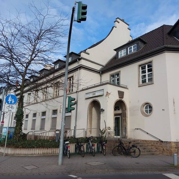 in Troisdorf hat die Postbank die Filiale an der Poststraße geschlossen. Der Partnershop an der Kölner Straße liegt fast einen Kilometer weit entfernt, die nächste Postbankfiliale findet sich in Siegburg, mehr als fünf Kilometer entfernt.