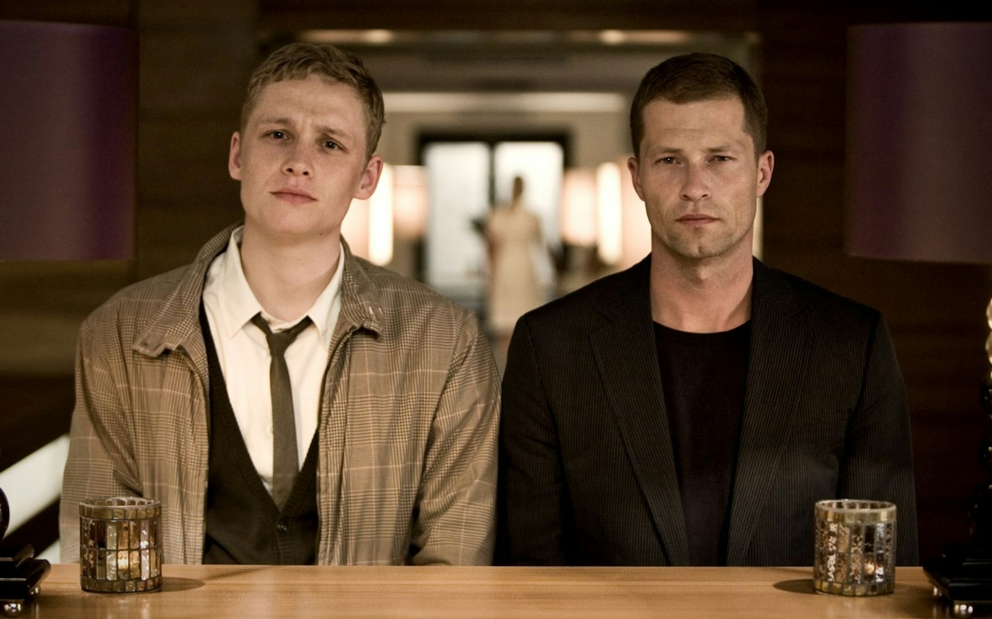 Klatsch-Reporter Ludo (Til Schweiger, rechts) und sein Fotograf Moritz (Matthias Schweighöfer) wittern eine große Story. (Bild: Warner Bros.)
