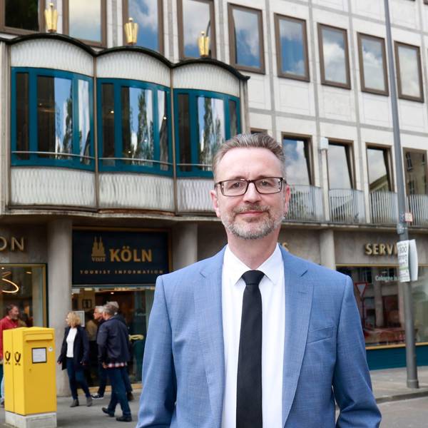 23.05.2024, Köln: Der Geschäftsführer von KölnTourismus, Dr. Jürgen Amann, freut sich auf die Wiedereröffnung nach der Sanierung der Geschäftstelle. Foto: Arton Krasniqi