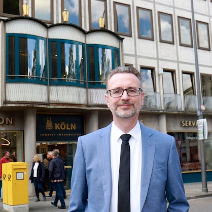 23.05.2024, Köln: Der Geschäftsführer von KölnTourismus, Dr. Jürgen Amann, freut sich auf die Wiedereröffnung nach der Sanierung der Geschäftstelle. Foto: Arton Krasniqi