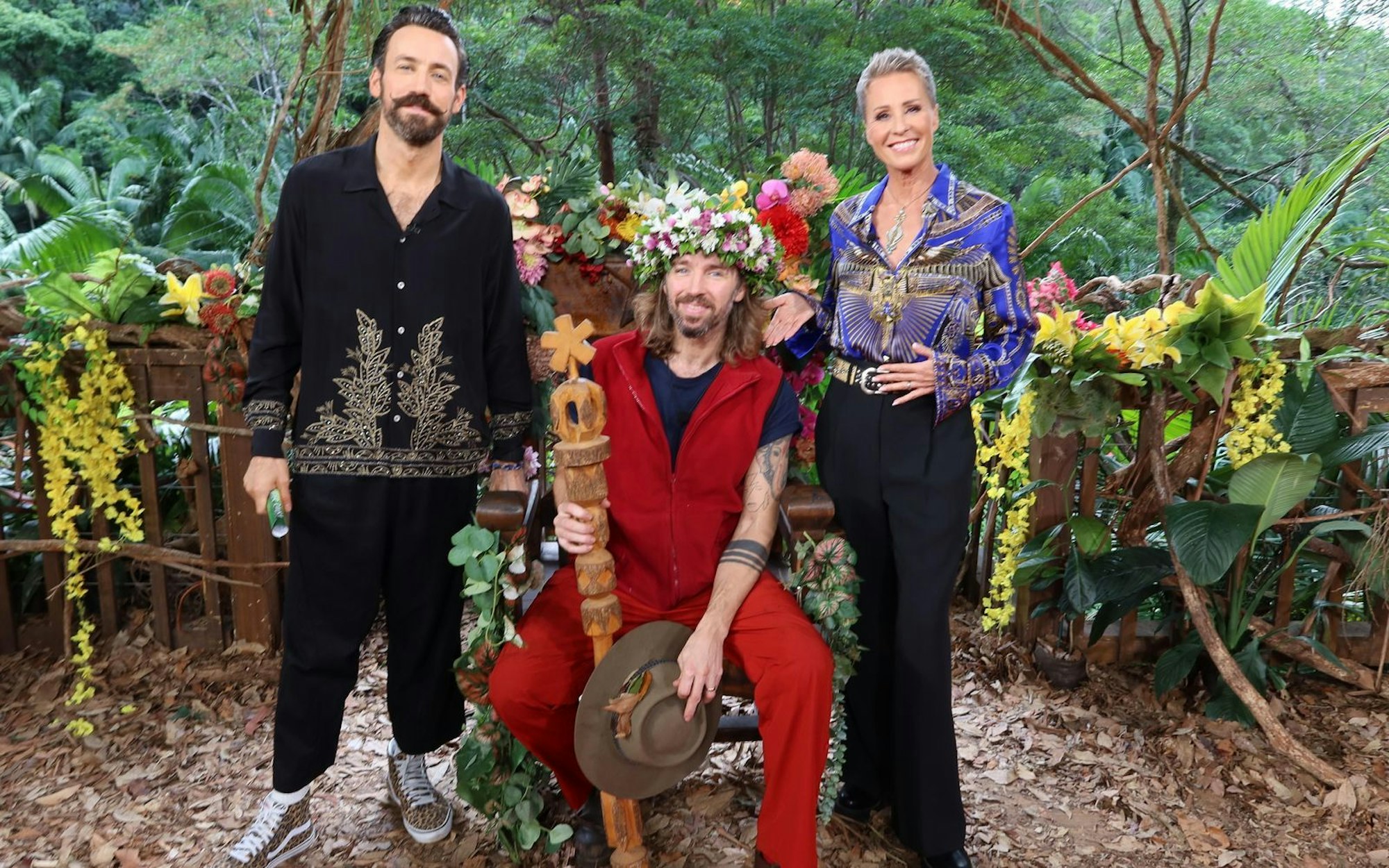 Gil Ofarim (Mitte) hat den Sieg in der 19. Staffel der Reality-Show „Ich bin ein Star - Holt mich hier raus!“ geholt. (Bild: RTL)