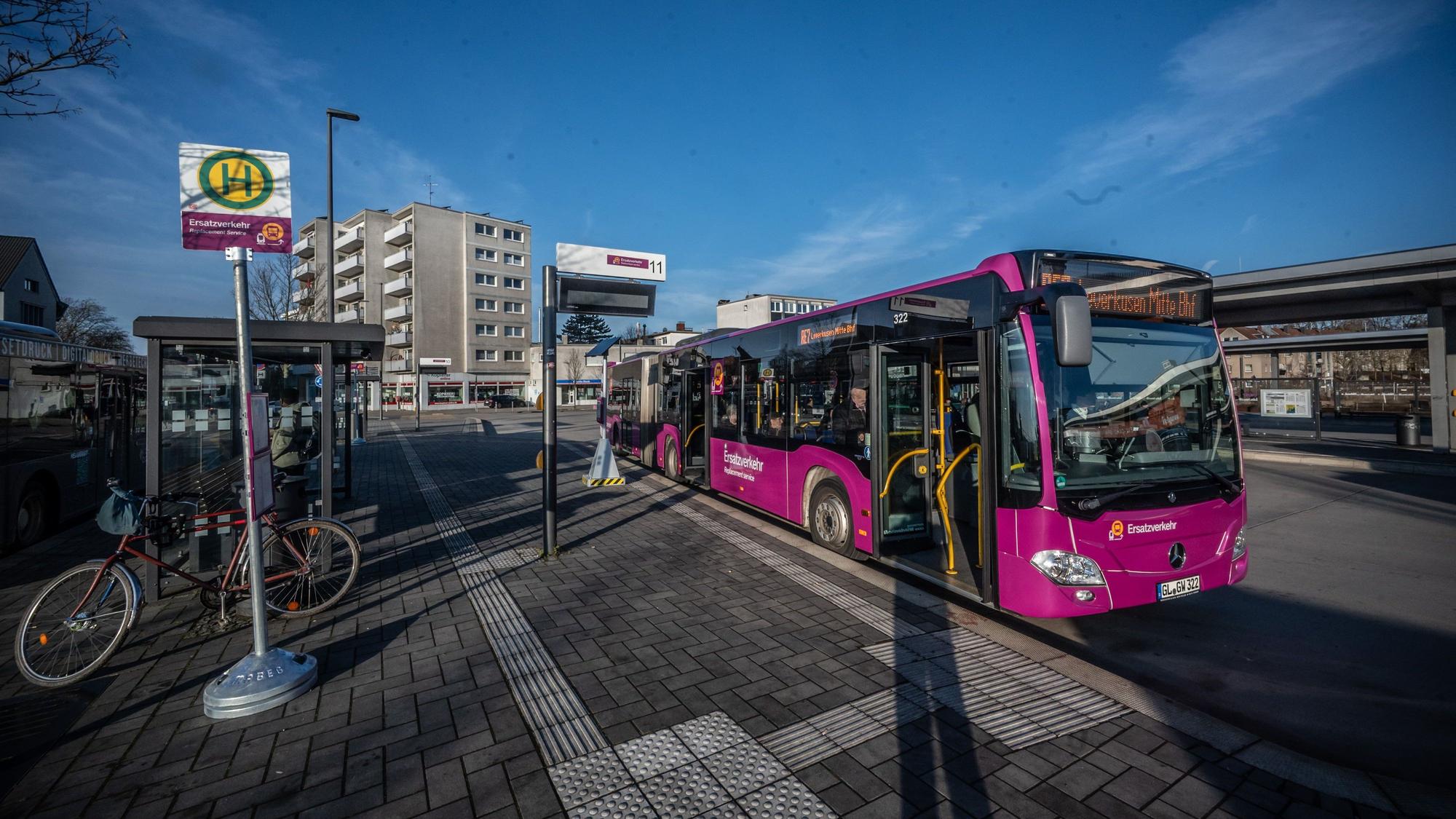 Schienenersatzverkehr in Opladen Generalsanierung der Bahnstrecke Köln-Hagen Bild: Ralf Krieger