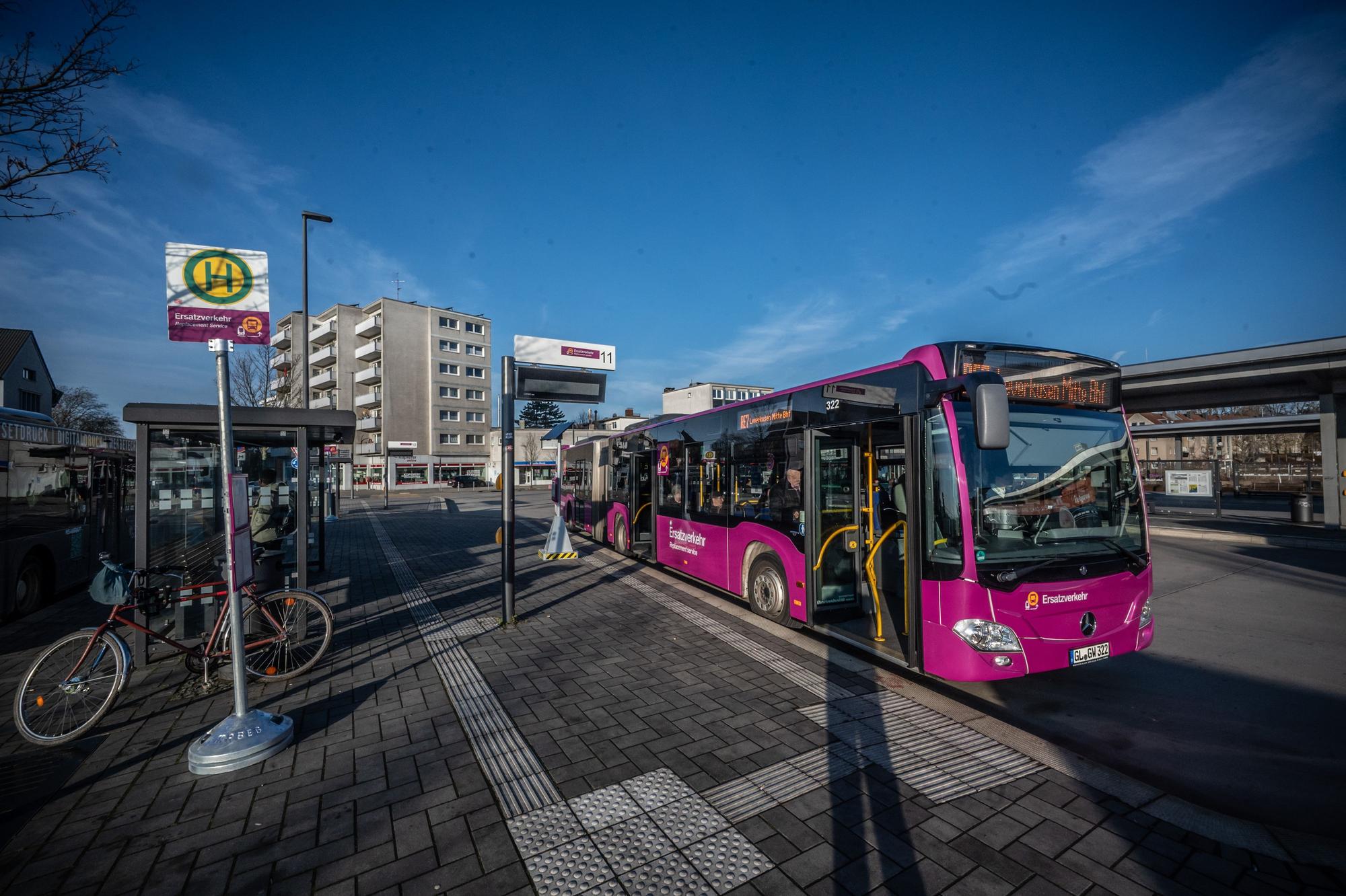 Schienenersatzverkehr in Opladen Generalsanierung der Bahnstrecke Köln-Hagen Bild: Ralf Krieger
