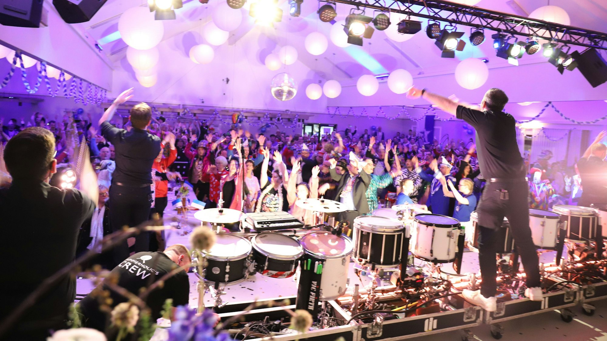 Die „Drummerholics“ heizten mit treibenden Rhythmen ordentlich ein und trieben das Publikum auf die Beine.