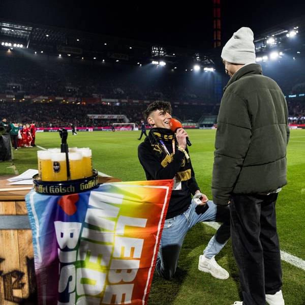 Pascal Kaiser bei seinem Heiratsantrag im Rhein-Energie-Stadion.