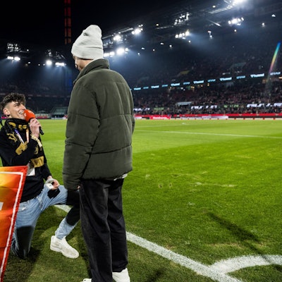 Pascal Kaiser bei seinem Heiratsantrag im Rhein-Energie-Stadion.