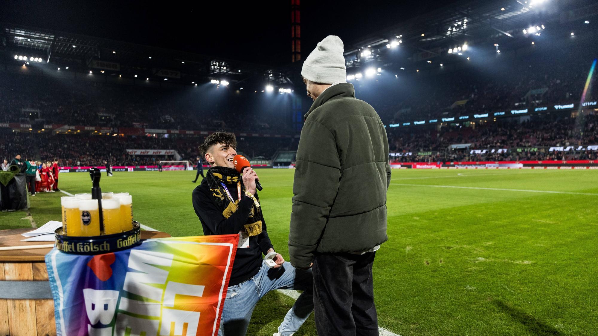 Schiedsrichter Pascal Kaiser macht seinem Freund im vollbesetzten Rheinenergie-Stadion einen Heiratsantrag vor dem Bundesligaspiel des 1. FC Köln gegen den VfL Wolfsburg.