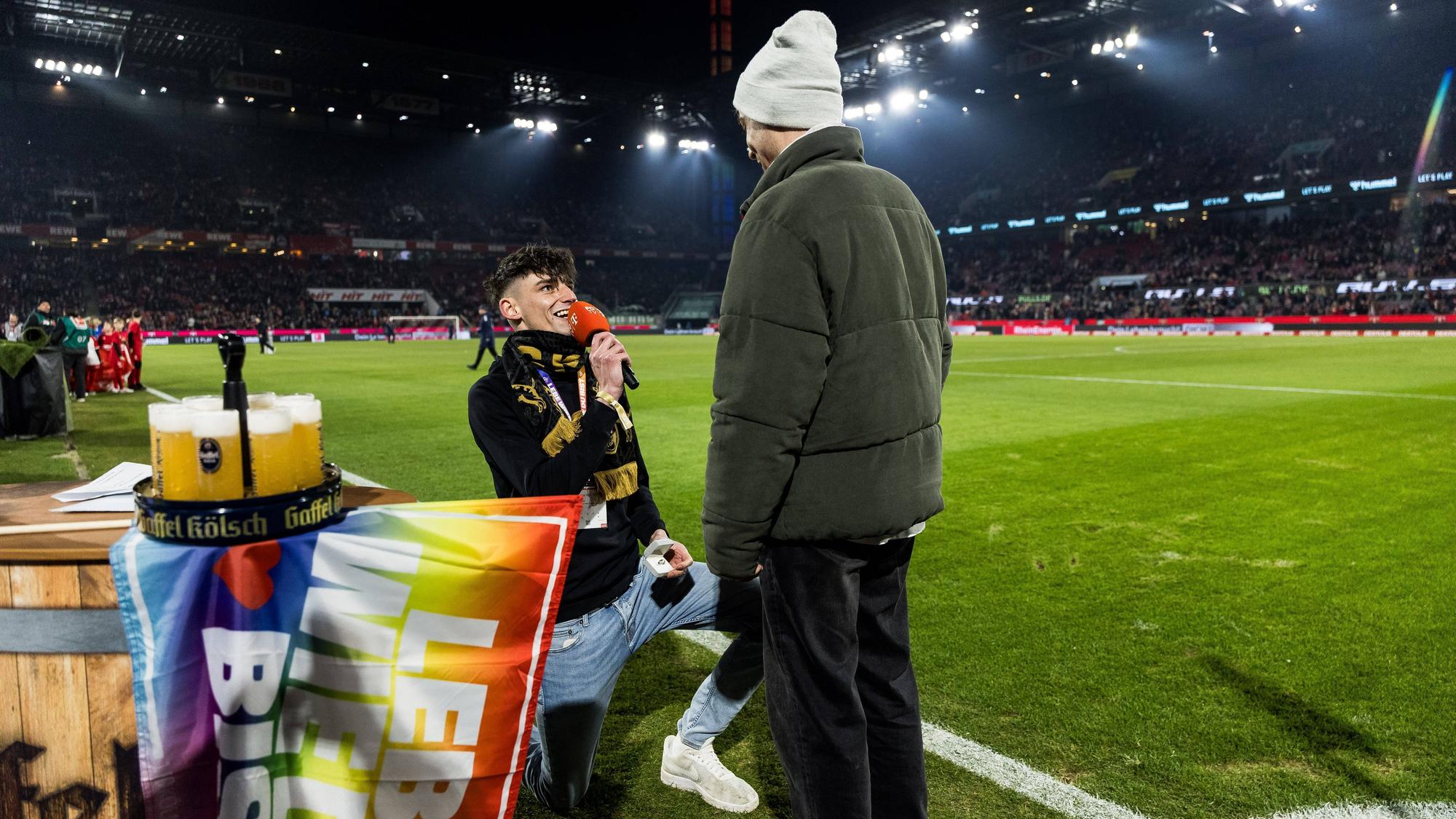 Pascal Kaiser bei seinem Heiratsantrag im Rhein-Energie-Stadion.