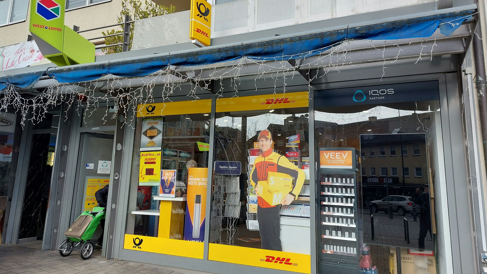 in Troisdorf hat die Postbank die Filiale an der Poststraße geschlossen. Der Partnershop an der Kölner Straße liegt fast einen Kilometer weit entfernt, die nächste Postbankfiliale findet sich in Siegburg, mehr als fünf Kilometer entfernt.