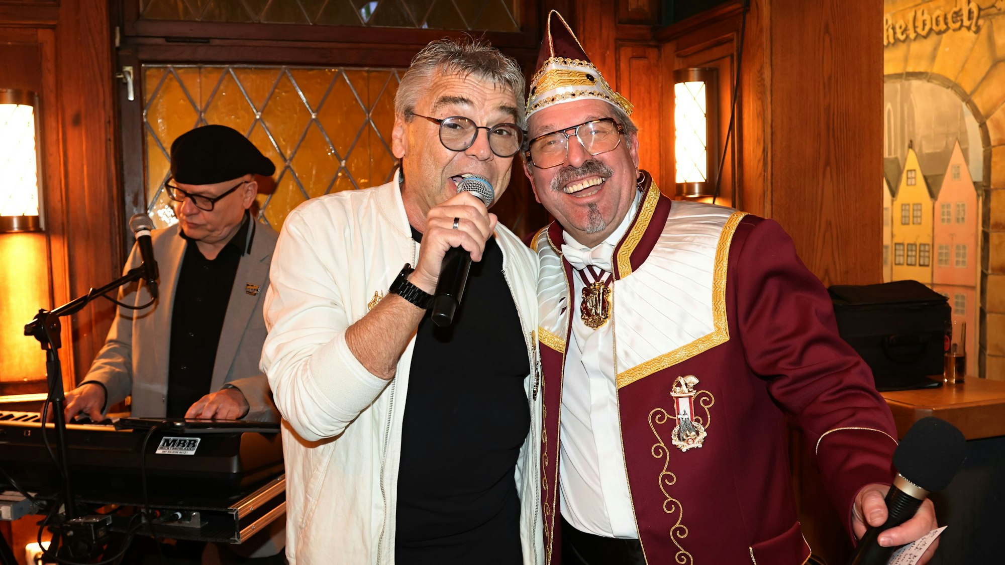 Micky Brühl singt zusammen mit Werner Klupsch.