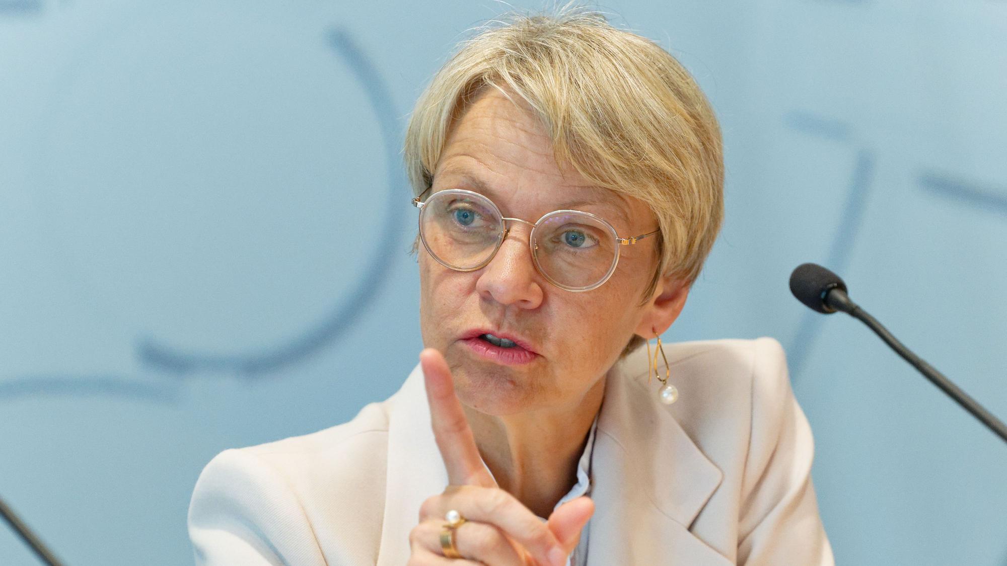 Dorothee Feller (CDU), Ministerin für Schule und Bildung des Landes Nordrhein-Westfalen, spricht bei einer Pressekonferenz.