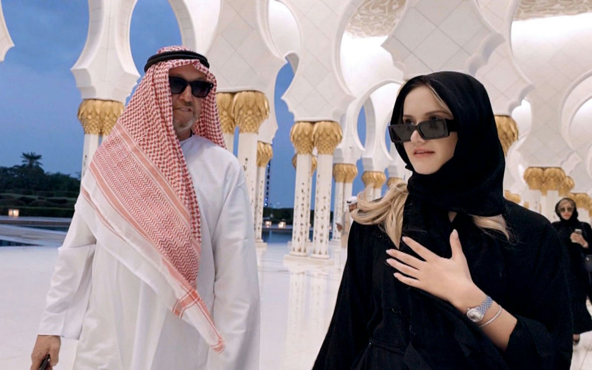 Die Geissens besuchen die Scheich-Zayid-Moschee in Abu Dhabi. (Bild: RTLZWEI)