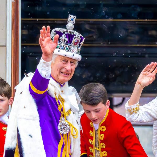 König Charles III. und Königin Camilla winken.