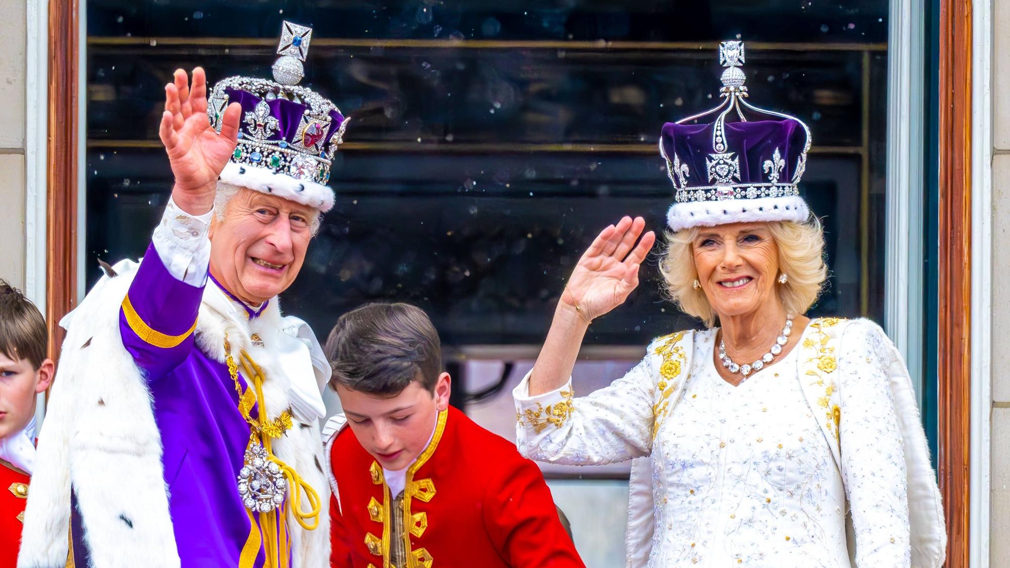 König Charles III. und Königin Camilla winken.