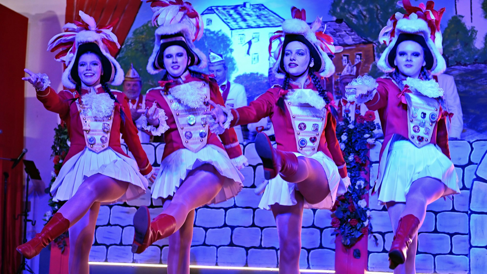 Das Bild zeigt vier Tänzerinnen auf der Bühne in Dom-Esch.