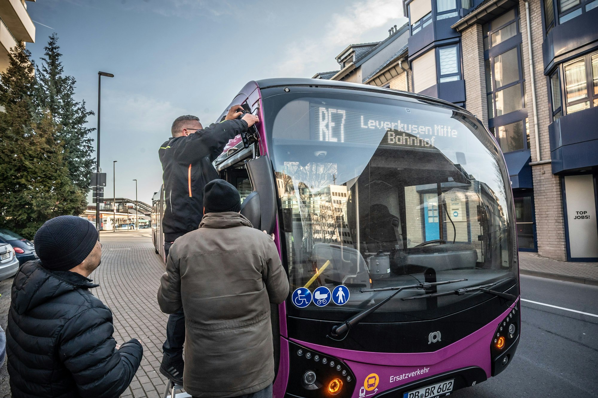 Schienenersatzverkehr in Opladen, kleine Unfallfolgen werden draußen vor Ort repariert. Generalsanierung der Bahnstrecke Köln-Hagen Bild: Ralf Krieger