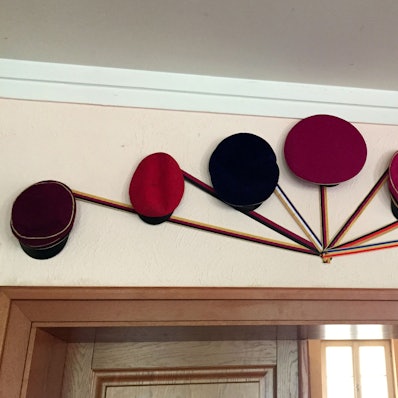 Hüte schmücken einen Festsaal in einem Verbindungshaus (Symbolfoto).