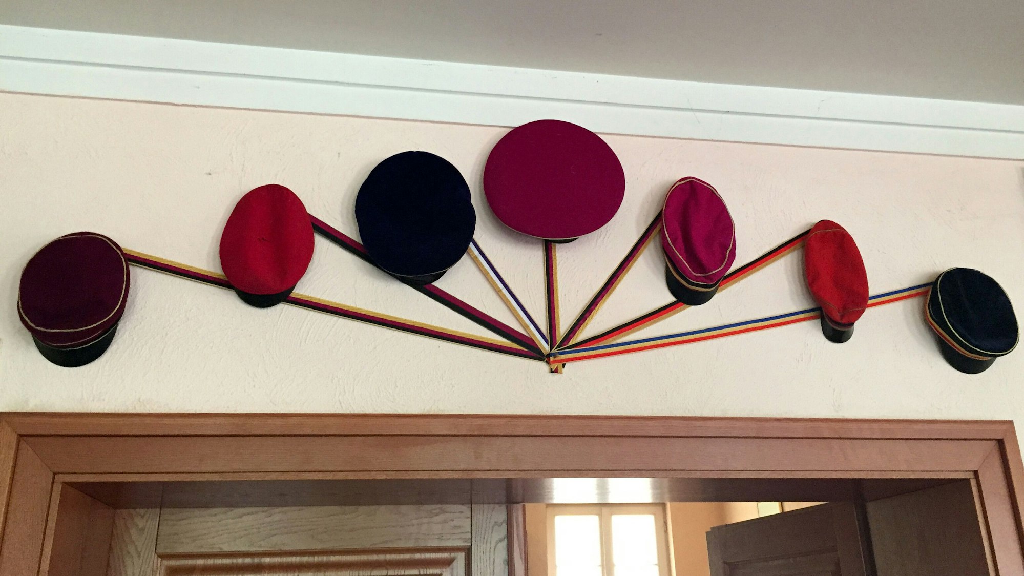 Hüte schmücken einen Festsaal in einem Verbindungshaus (Symbolfoto).