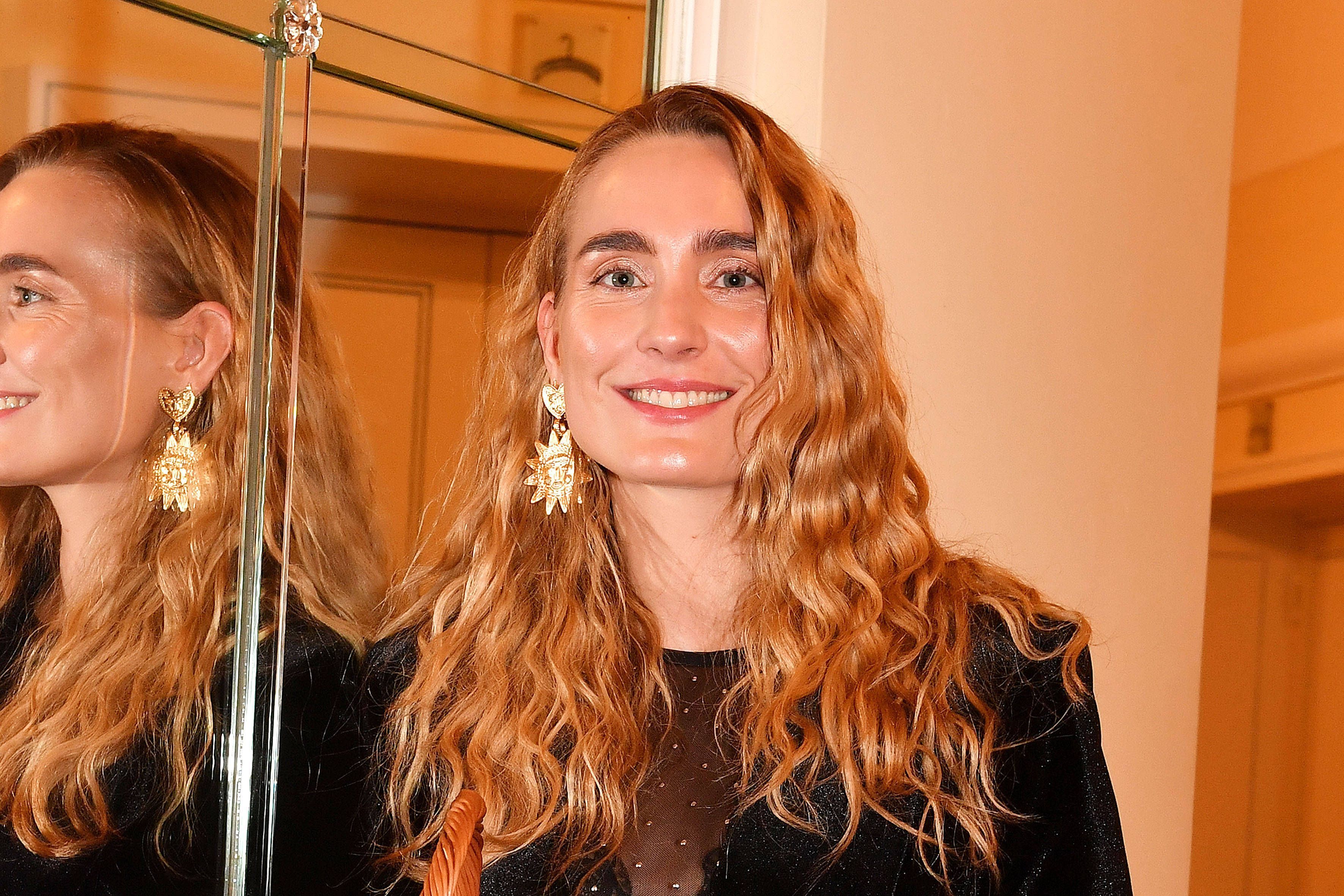 Verena Ofarim lächelt.