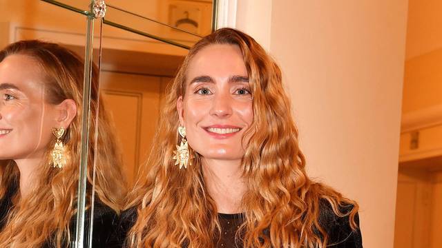 Verena Ofarim lächelt.