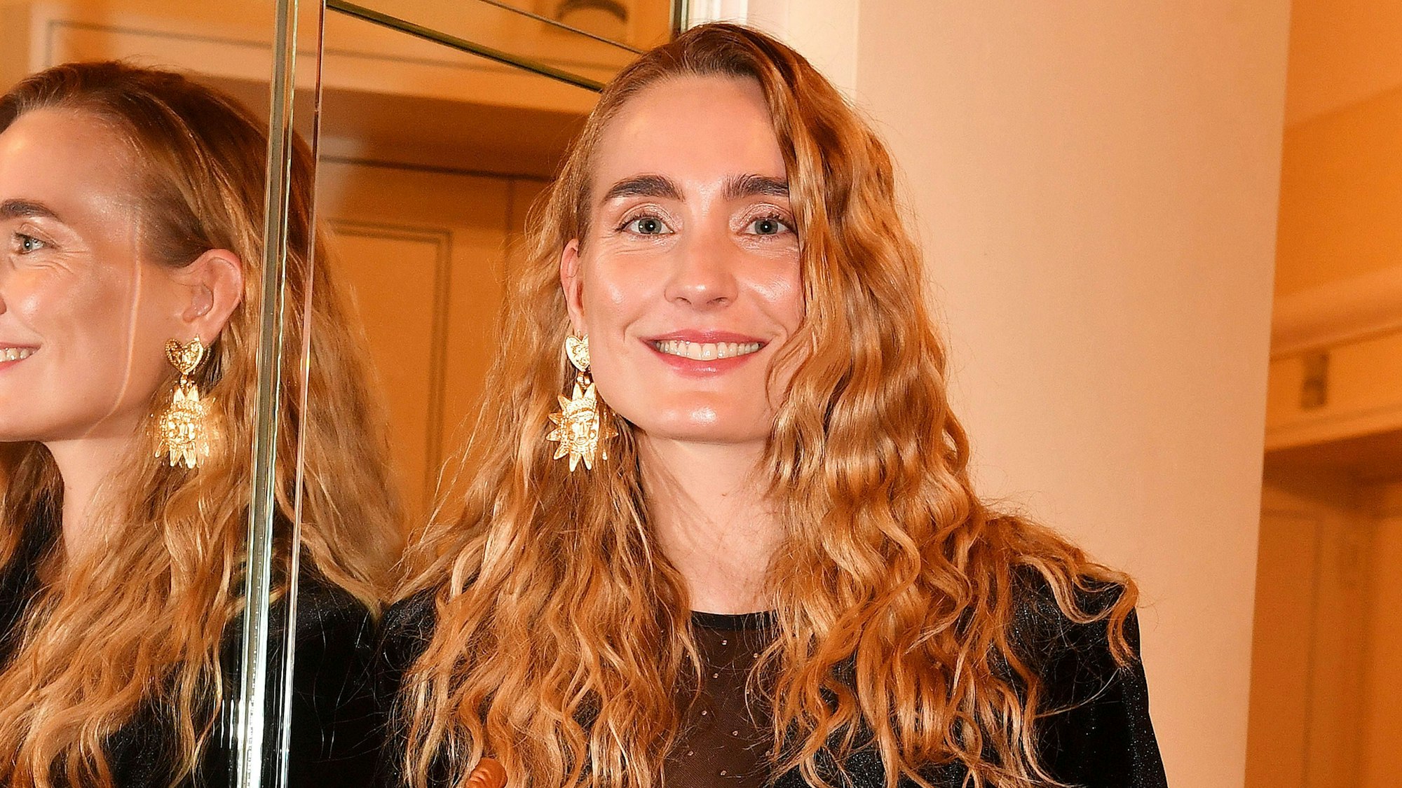 Verena Ofarim lächelt.