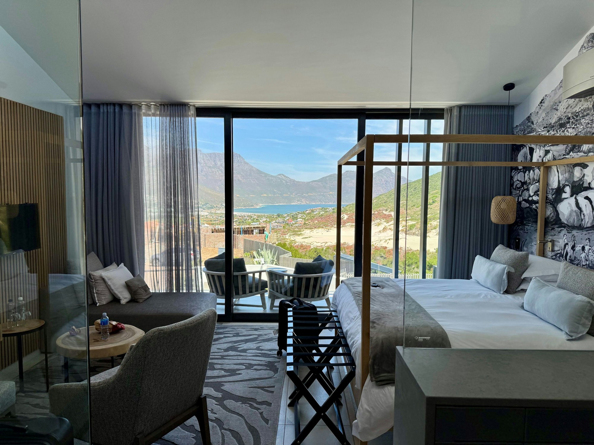 Das Foto zeigt den Ausblick aus dem Gästezimmer auf die Bucht.