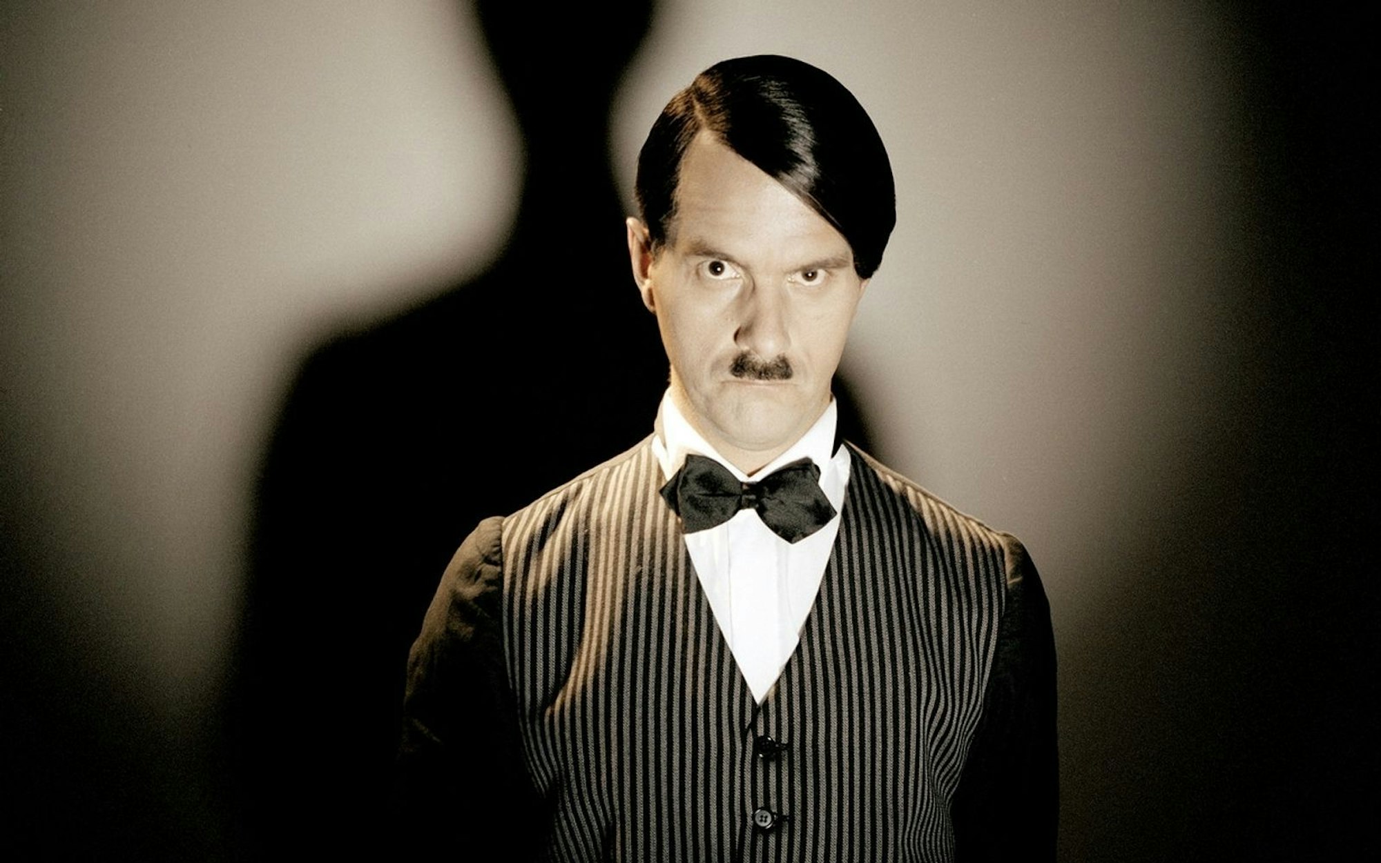 Nach „Stromberg“ suchte Herbst Rollen, die „meilenweit“ von Bernd Stromberg entfernt waren. Das ist ihm mit der Hitler-Parodie in den „WiXXer“-Komödien gelungen. (Bild: Rat Pack Filmproduktion GmbH)