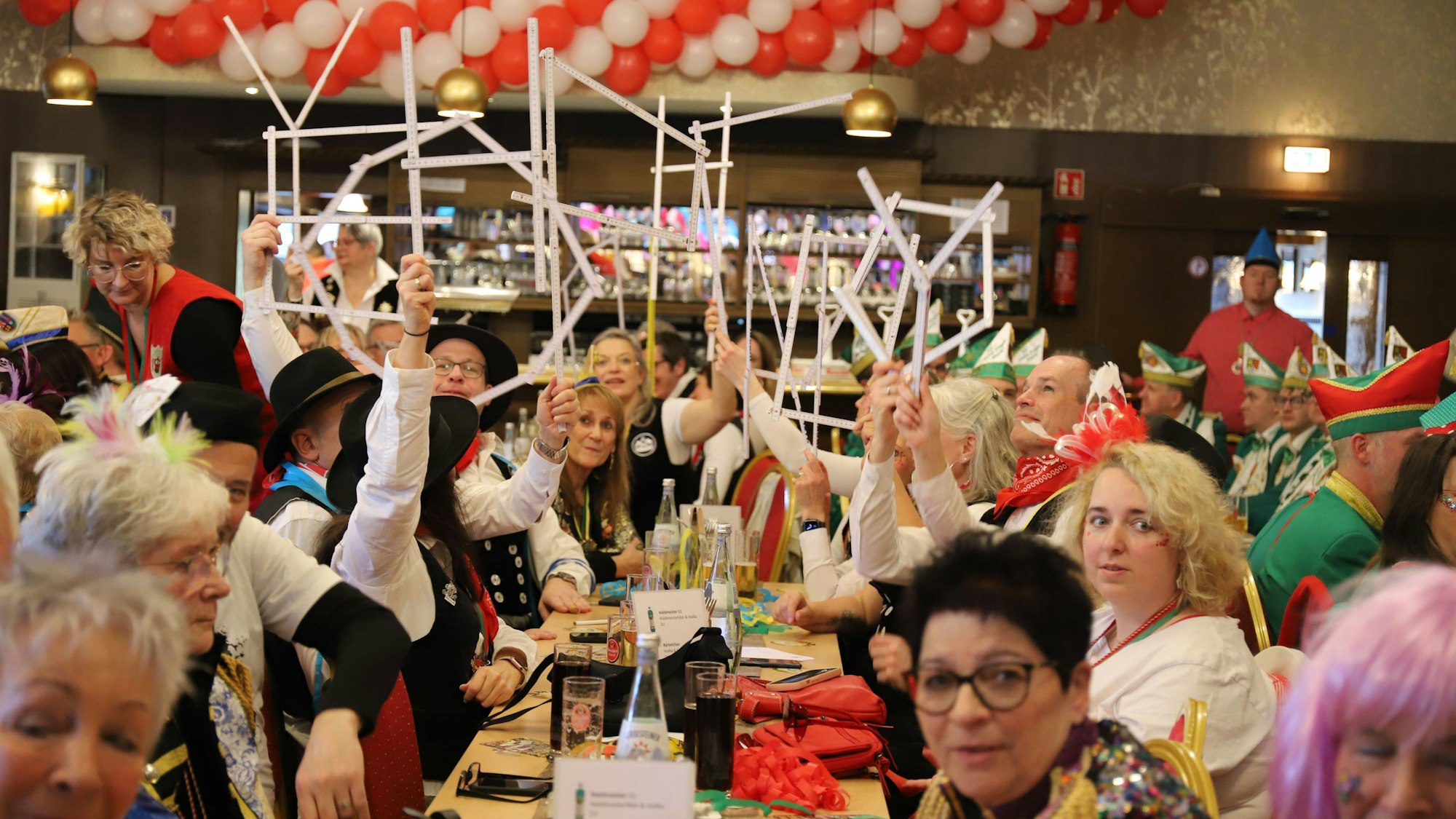 Die „Zimmermänner“ formten aus Zollstöcken einen Gruß an die „Young hope kids“.